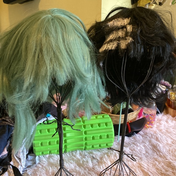 19 assorted wigs!!! Scroll to see all of them - Picture 11 of 13